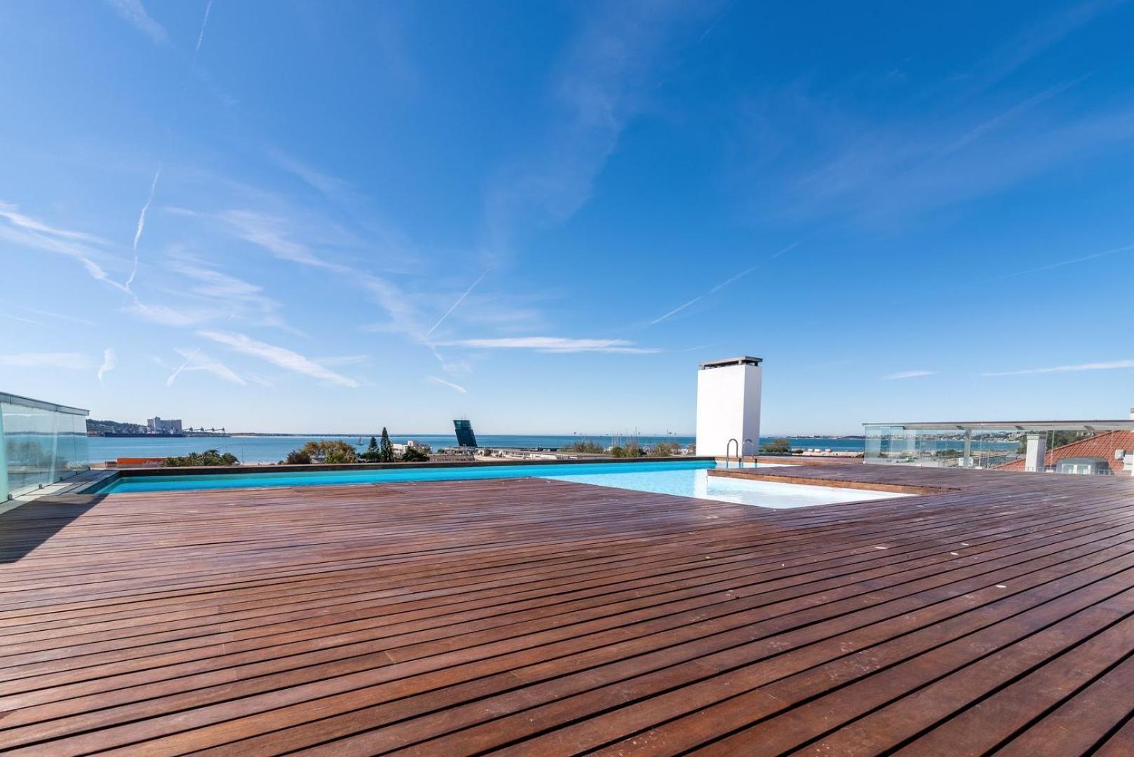 Appartamento Guestready - Alges Apt With Stunning Rooftop Pool Esterno foto