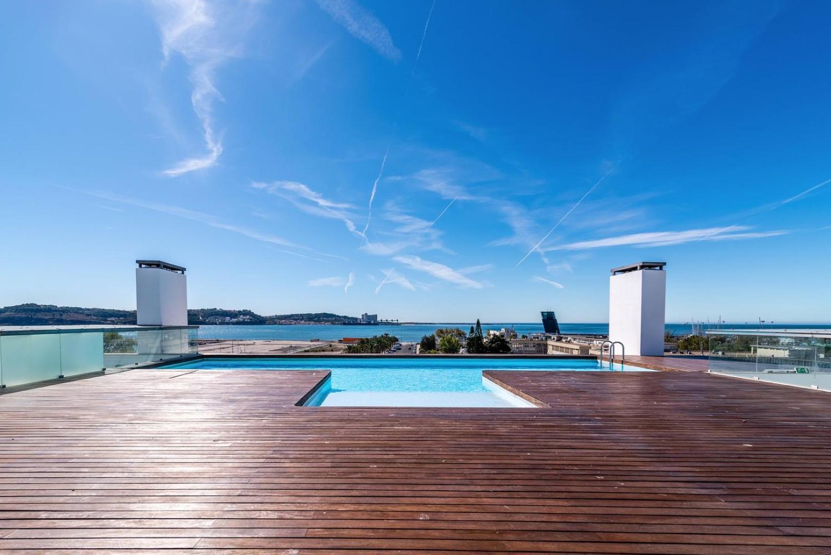 Appartamento Guestready - Alges Apt With Stunning Rooftop Pool Esterno foto