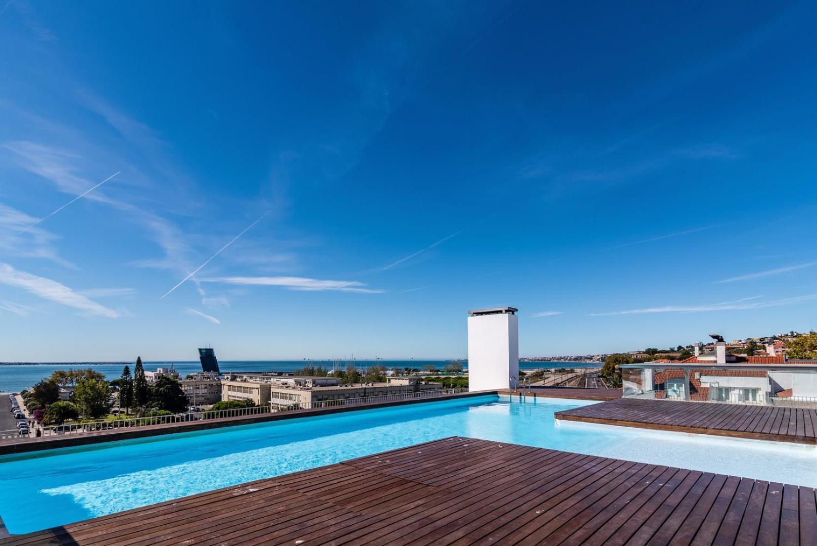 Appartamento Guestready - Alges Apt With Stunning Rooftop Pool Esterno foto