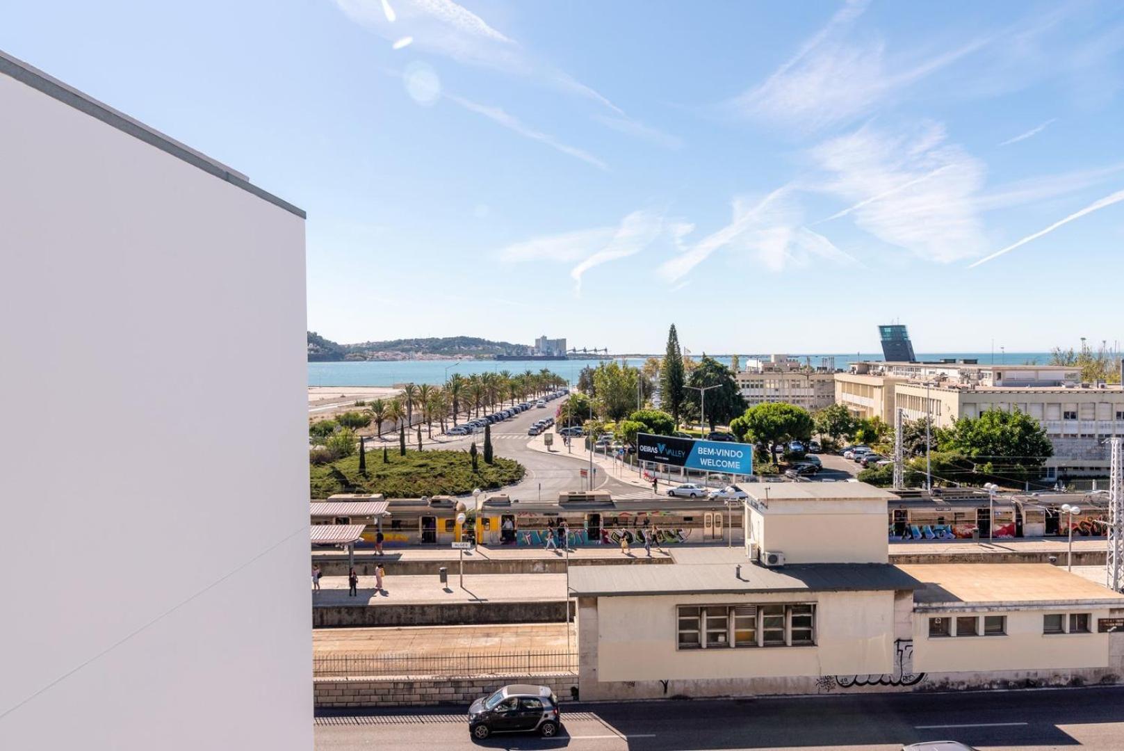 Appartamento Guestready - Alges Apt With Stunning Rooftop Pool Esterno foto
