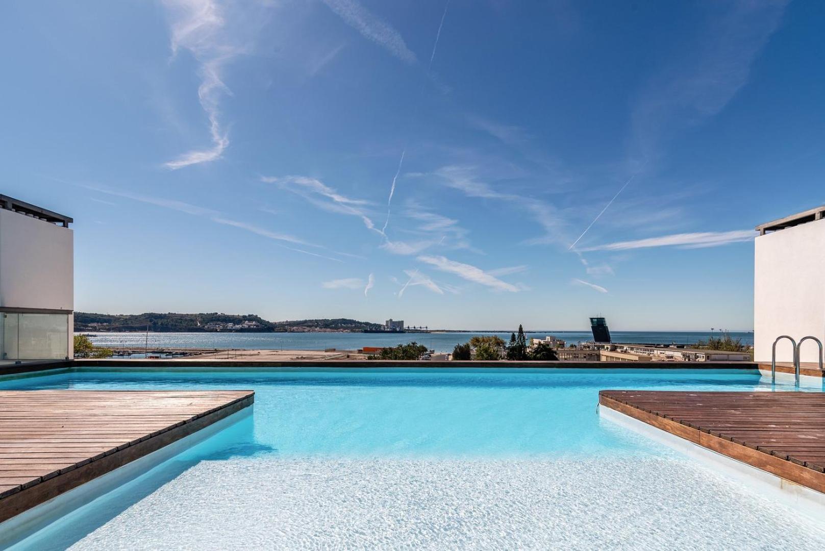 Appartamento Guestready - Alges Apt With Stunning Rooftop Pool Esterno foto